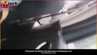 Abur cuburla yüklü bir bayan, çıplak bir erkek kardeşin arkasından gelmek için cazibesini kullandığı yerde.