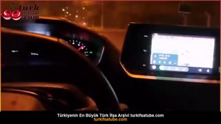 Yağmurda ıslanan bir kadını eve atıp sikiyor